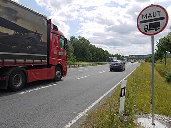 Wer hier fahren will, muss zahlen - wenn er schwerer als 7,5 Tonnen ist: Vierstreifige Bundesstraßen, wie hier auf der Bundesstraße 4 vom Coburger Nordring in Fahrtrichtung Innenstadt, sind seit dem 1. Juli mautpflichtig. Die entsprechenden Schilder wurden allerdings erst ein paar Tage später aufgebaut. Foto: Berthold Köhler