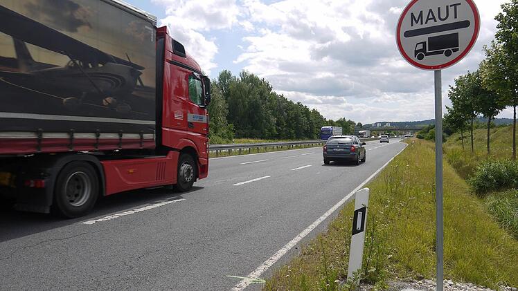 Wer hier fahren will, muss zahlen - wenn er schwerer als 7,5 Tonnen ist: Vierstreifige Bundesstraßen, wie hier auf der Bundesstraße 4 vom Coburger Nordring in Fahrtrichtung Innenstadt, sind seit dem 1. Juli mautpflichtig. Die entsprechenden Schilder wurden allerdings erst ein paar Tage später aufgebaut. Foto: Berthold Köhler