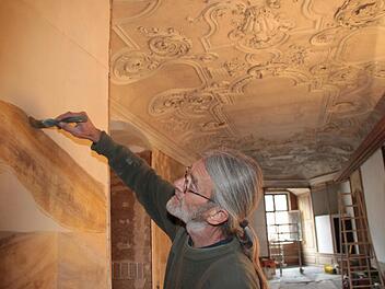 Kunstmaler und Restaurator Roland Sattler aus Spalt (Landkreis Roth) ist dabei, im Gebetserker des Thurnauer Schlosses Quadermalerei aus dem 19. Jahrhundert zu imitieren. Foto: Jürgen Gärtner