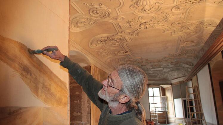 Kunstmaler und Restaurator Roland Sattler aus Spalt (Landkreis Roth) ist dabei, im Gebetserker des Thurnauer Schlosses Quadermalerei aus dem 19. Jahrhundert zu imitieren. Foto: Jürgen Gärtner