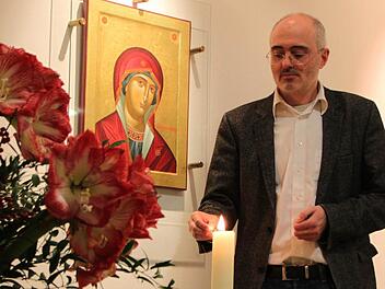 Trost für Trauernde: Georg Bischof entzündet in der Kapelle der Malteser Klinik von Weckbecker eine Kerze. Foto: Ulrike Müller