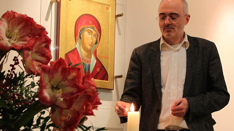 Trost für Trauernde: Georg Bischof entzündet in der Kapelle der Malteser Klinik von Weckbecker eine Kerze. Foto: Ulrike Müller