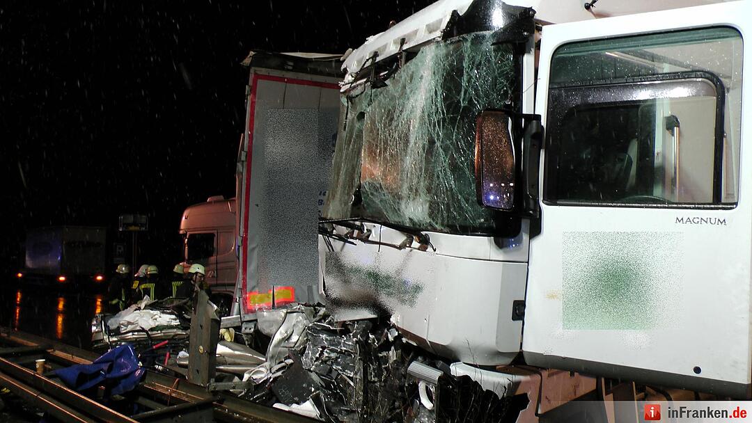 Auto zwischen zwei Lkw zerquetscht, Fahrer nur leicht verletzt