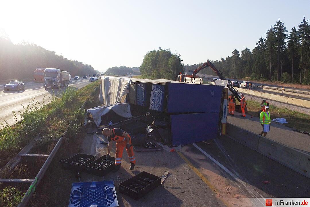 Sattelzug kippt in Baustellenbereich bei Nürnberg um