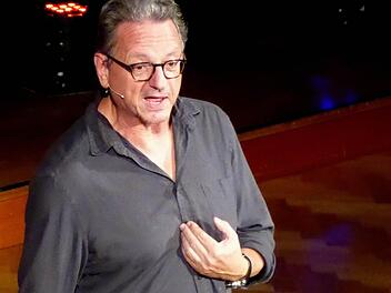 Günter Grünwald mit seinem sehr gut besuchten Programm "Deppenmagnet" im Max-Littmann-Saal im Rahmen des Kabarett-Herbsts.  Foto: Gerhild Ahnert