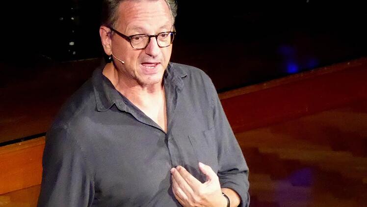 Günter Grünwald mit seinem sehr gut besuchten Programm "Deppenmagnet" im Max-Littmann-Saal im Rahmen des Kabarett-Herbsts.  Foto: Gerhild Ahnert