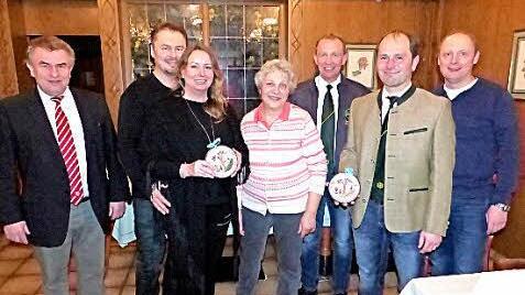 Prämierung der beispielhaften Areale - im Bild (v. l.) Siegfried Beyer, Jörg und Petra Niederhübner, Vorsitzende Gabriele Döppmann, Thomas Schütz, Andre Hümmer und Bertram Hildner Foto: Klaus-Peter Wulf