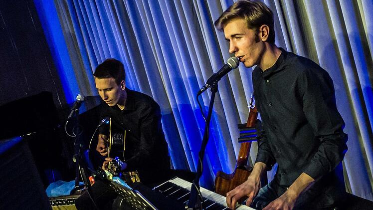 Der junge Liedermacher Erik Konietzko (rechts) und Leon Büttner an der Gitarre beeindruckten bei ihrem Gastspiel in Coburg. Foto: Jochen Berger