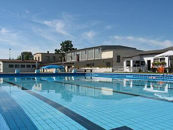 Im Fall der im Himmelkroner Freibad ertrunkenen Vanessa hat der Staatsanwalt Freispruch gefordert.  Foto: Archiv