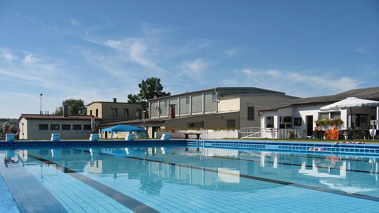Im Fall der im Himmelkroner Freibad ertrunkenen Vanessa hat der Staatsanwalt Freispruch gefordert.  Foto: Archiv