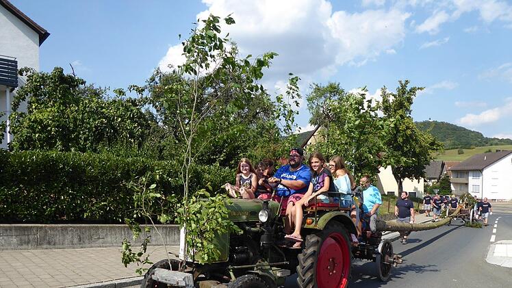 Baum-Einziehen durch Oberweilersbach zum Platz vor dem Festlokal Hubert-Reichelt. Foto: Heidi Amon