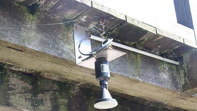 Neben einer am Beton befestigten Messlatte wird der Pegelstand außerdem durch ein Radar erfasst. Cindy Dötschel