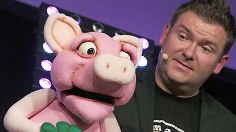 Glücksbringer Pig Nik wirkt auf der Bühne eher tragikomisch.