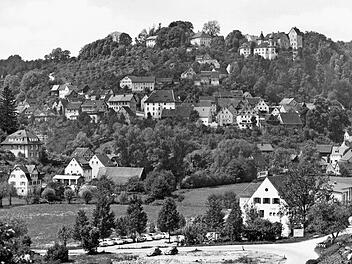 Egloffstein im Jahr 1960: im Vordergrund der Gasthaus, später das Hotel Häfner. Viel Wald gab es noch im Ort. Links vom großen Walmdachgebäude (Witwenpalais derer von Egloffstein) sieht man das kleinere BdK-Haus hinter einem Fachwerkhaus, das heute der Gemeinde gehört und eine Arztpraxis beherbergt. Repro: Reinhard Löwisch