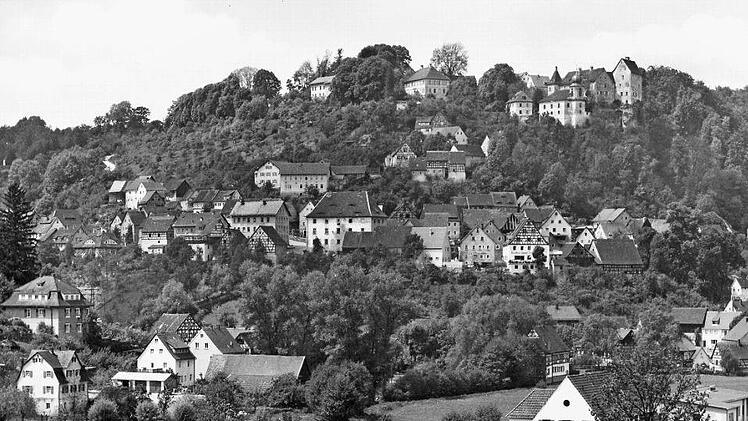 Egloffstein im Jahr 1960: im Vordergrund der Gasthaus, später das Hotel Häfner. Viel Wald gab es noch im Ort. Links vom großen Walmdachgebäude (Witwenpalais derer von Egloffstein) sieht man das kleinere BdK-Haus hinter einem Fachwerkhaus, das heute der Gemeinde gehört und eine Arztpraxis beherbergt. Repro: Reinhard Löwisch