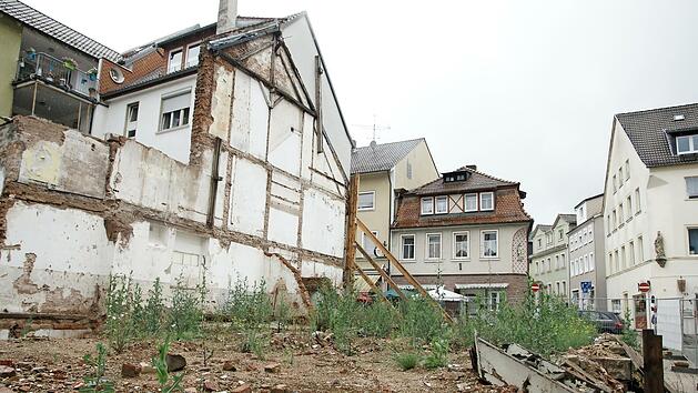 Die Brachfl&auml;che an der Ecke Ludwigstra&szlig;e/Untere Badersgasse sollte l&auml;ngst bebaut sein. Doch zum Unmut von Anliegern und Passanten tut sich dort nichts.