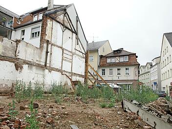Die Brachfläche an der Ecke Ludwigstraße/Untere Badersgasse sollte längst bebaut sein. Doch zum Unmut von Anliegern und Passanten tut sich dort nichts.