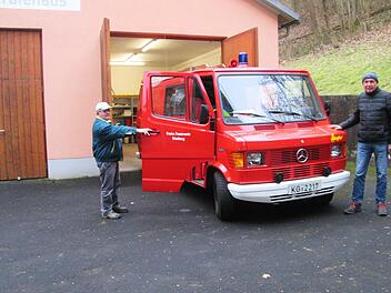 Noch gut erhalten, doch nicht mehr auf dem Stand der Zeit ist das Fahrzeug der Trimberger Feuerwehr. Gerätewart Walter Beer (links) und Kommandant Rainer Hartmann (rechts) unterstreichen die Notwendigkeit eines Neufahrzeugs.