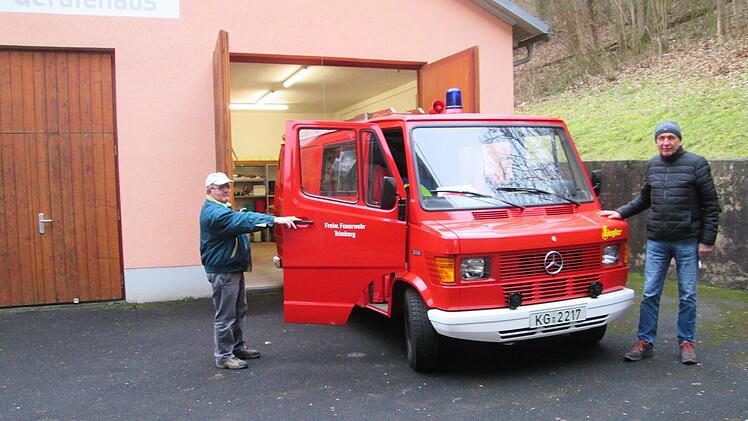 Noch gut erhalten, doch nicht mehr auf dem Stand der Zeit ist das Fahrzeug der Trimberger Feuerwehr. Gerätewart Walter Beer (links) und Kommandant Rainer Hartmann (rechts) unterstreichen die Notwendigkeit eines Neufahrzeugs.