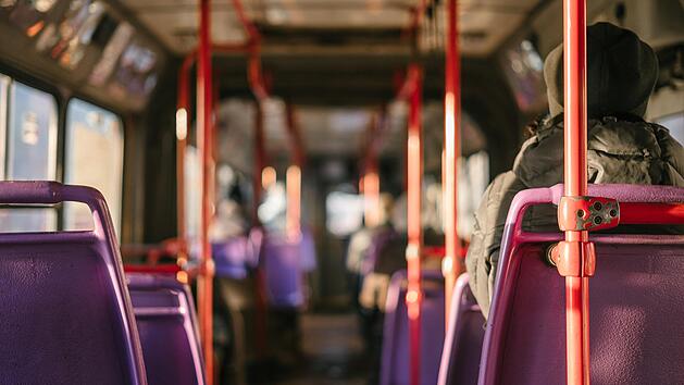 Unfall mit Linienbus: Fahrgast erleidet Kopfverletzung