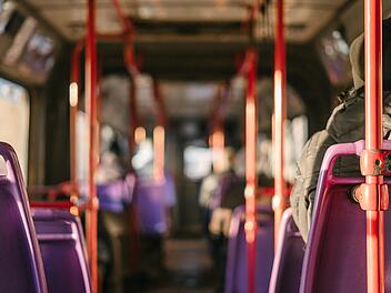 Kreis Haßberge: Verirrter Busfahrer bleibt in Gasse stecken - mit fatalen Folgen