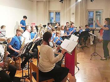 Dirigentin und Organisatorin Stefanie Dittrich probt mit Musikerinnen und Musikern der beiden Kapellen.