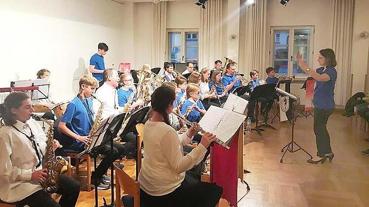 Dirigentin und Organisatorin Stefanie Dittrich probt mit Musikerinnen und Musikern der beiden Kapellen.