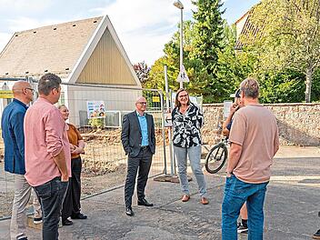 Oberb&uuml;rgermeister Dr. Dirk Vogel (Dritter von rechts) im Gespr&auml;ch mit (von links) Christina Martin, Abteilung Tiefbau, Stadtrat Klaus Zehe, Alexander Frank, Kommandant der Feuerwehr Albertshausen, Karsten Scheuring, Vorsitzender Vereinsbeirat, Car...