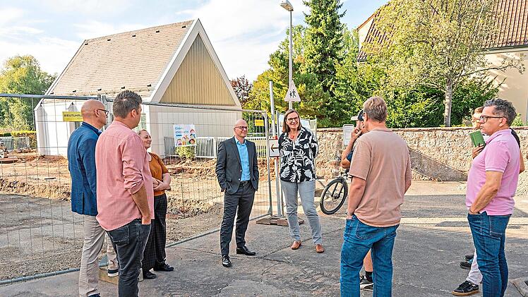 Oberb&uuml;rgermeister Dr. Dirk Vogel (Dritter von rechts) im Gespr&auml;ch mit (von links) Christina Martin, Abteilung Tiefbau, Stadtrat Klaus Zehe, Alexander Frank, Kommandant der Feuerwehr Albertshausen, Karsten Scheuring, Vorsitzender Vereinsbeirat, Car...