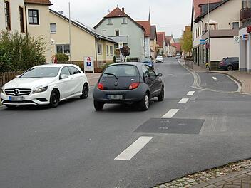 Zwischen Apotheke und Sparkasse in der Hammelburger Straße wünschen sich viele Bürger einen Zebrastreifen, wie bei der Bürgerversammlung in Oberthulba deutlich wurde. Bürgermeister Schlereth brachte eine Verkehrsüberwachung in dem Bereich ins Gespräch. Foto: Günther Straub