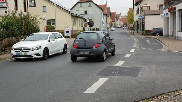 Zwischen Apotheke und Sparkasse in der Hammelburger Straße wünschen sich viele Bürger einen Zebrastreifen, wie bei der Bürgerversammlung in Oberthulba deutlich wurde. Bürgermeister Schlereth brachte eine Verkehrsüberwachung in dem Bereich ins Gespräch. Foto: Günther Straub