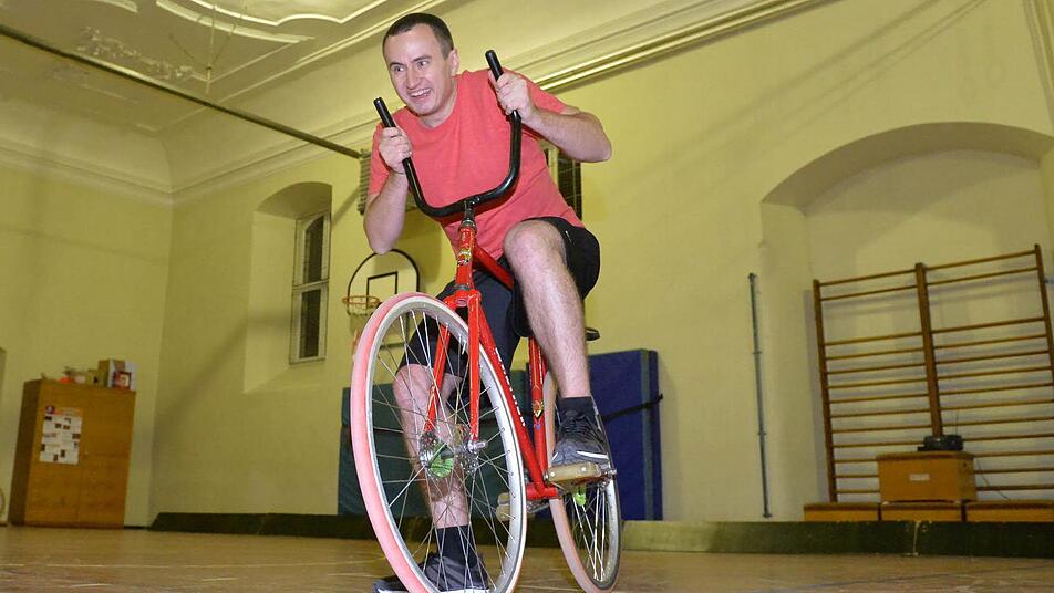Da fällt schon das Radfahren schwer: Beim Radball versuchte Redakteur Benjamin Kemmer verzweifelt, ein Tor zu schießen. Foto: Ronald Rinklef