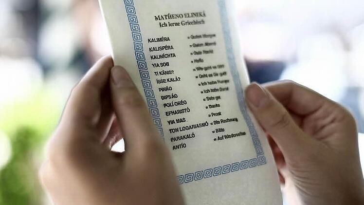 Bis das Essen beim Griechen serviert wird, kann mithilfe der Serviette griechisch gelernt werden. Foto: Lea Schreiber