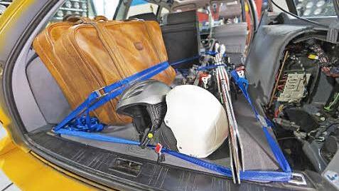 Ski und Gepäck richtig gesichert.  Foto: ADAC/Axel Griesch