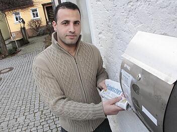 Ordentlich steckt Mohamad die Zeitung in die dafür vorgesehene Rolle. Foto: Josef Hofbauer