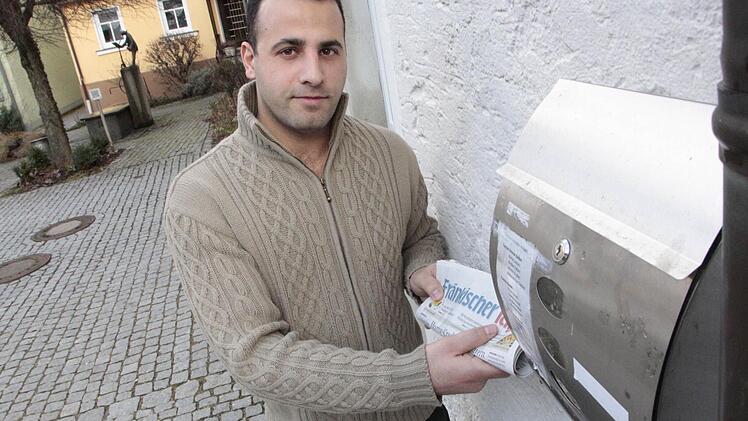 Ordentlich steckt Mohamad die Zeitung in die dafür vorgesehene Rolle. Foto: Josef Hofbauer