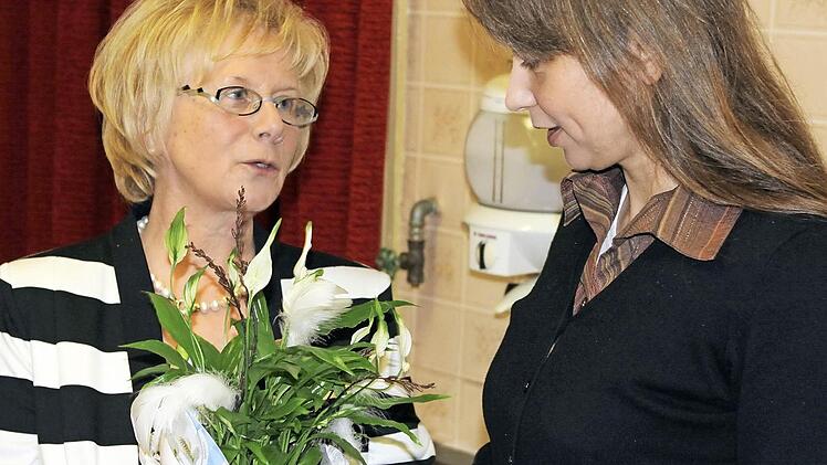 Die Vorsitzende des Volkschors, Christine Kirmes (links), begrüßte die neue Chorleiterin Sabine Hempfling bei der Jahreshauptversammlung und stellte sie, nachdem die Aktiven sie schon kennengelernt haben, auch den passiven Mitgliedern vor.  Foto: Michael Wunder