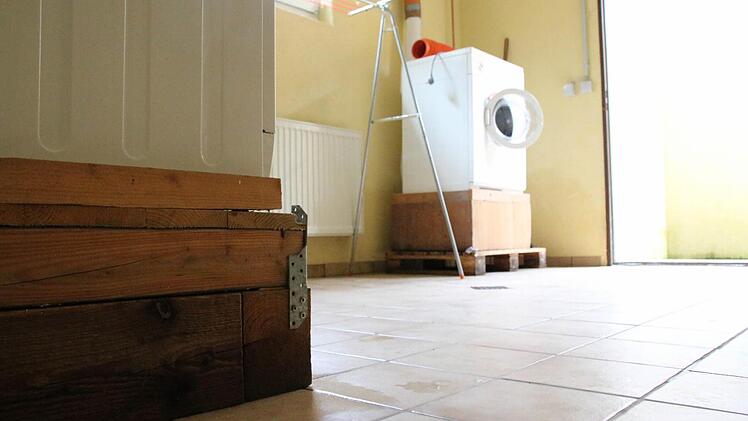 Aufgebockt: Sämtliche Geräte der Familie Nöth im Rasenweg stehen auf Podesten, weil regelmäßig im Keller Wasser steht. Foto: Ralf Ruppert