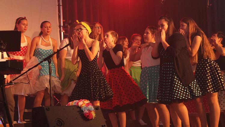 Medleys aus den 70er und 80er Jahren boten die Jugendlichen in den entsprechenden Kostümen mit Rock und Petticoat. Fotos: Günther Geiling