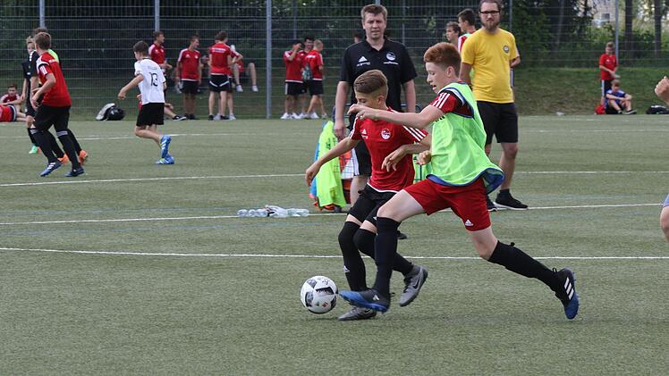 Spannende Spielszenen gab es beim Freundschaftsspiel zwischen dem FC Coburg Vestekicker und einer Mannschaft des FC FED OL&Eacute; mit Kindern, Jugendlichen und Erwachsenen mit Behinderung. Foto: Wolfgang DesombreFotos: Desombre
