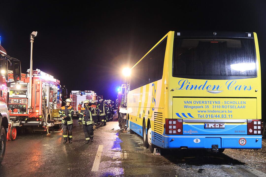 Schweres Busunglück auf A3 in Unterfranken: 18 Verletzte - ein Toter