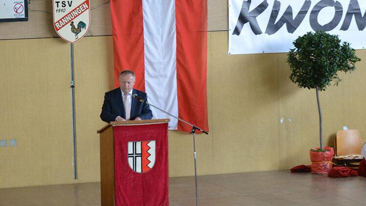 Landrat Thomas Bold hie&szlig; die zahlreichen Sportlerinnen und Sportler in Rannungen willkommen.