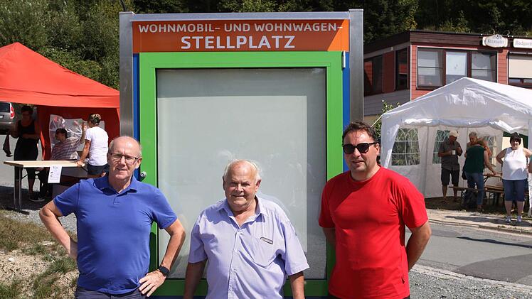 Zweiter Bürgermeister Ludwig Pötzinger, Initiator Karl Roth und Erster  Bürgermeister Michael Pöhnlein (von links) freuen sich über den Start des neuen Wohnmobilstellplatzes.Michael Wunder