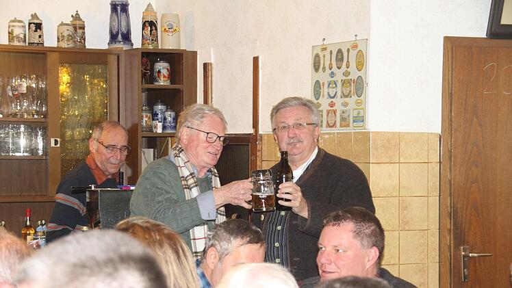 Heimattreffen: Heimatvereinschef Klaus Peter Gäbelein und Georg Römer, Vorstand Heimatverein Höchstadt, beim Martiniumtrunk.
