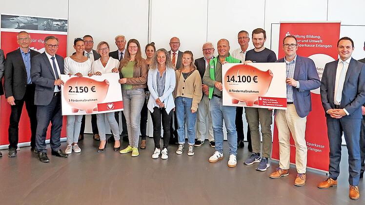 Zur symbolischen &Uuml;bergabe der F&ouml;rdermittel trafen sich Kuratoriumsmitglieder und F&ouml;rdermittelempf&auml;nger im Landratsamt.