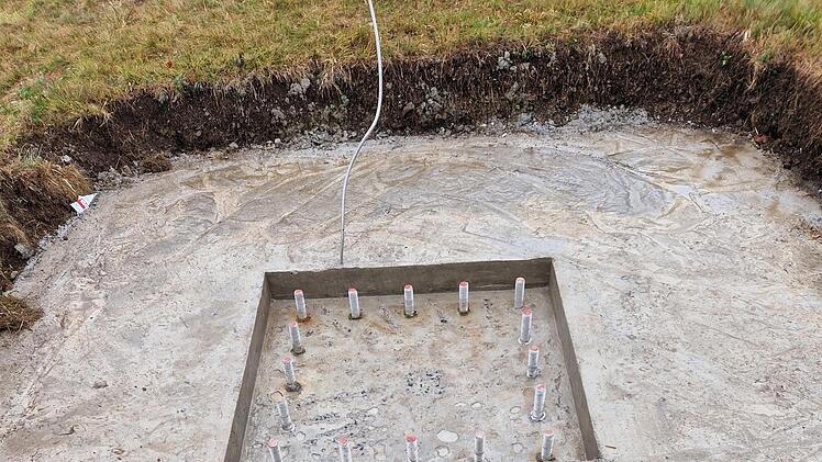Das Fundament des neuen Kreuzes mit dem Baujahr 2022. An den 16 Edelstahlankern wird das Kreuz befestigt. Foto: Elvira Gründl