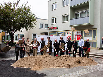 Würzburg: Spatenstich für "aufwendiges Pilotprojekt" - Kirchplatz wird zeitgemäß aufbereitet Würzburg: Spatenstich für "aufwendiges Pilotprojekt" - Kirchplatz wird zeitgemäß aufbereitet