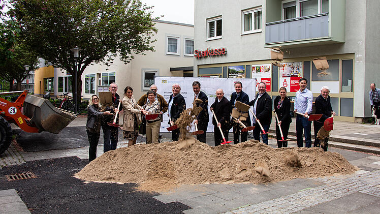 W&uuml;rzburg: Spatenstich f&uuml;r "aufwendiges Pilotprojekt" - Kirchplatz wird zeitgem&auml;&szlig; aufbereitet