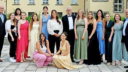 Auf dem Bild von links: Geschäftsführer Rudolf Hoffmann, Sophie Wehner, Mara Ziegler, Laura Seger, Viktoria Lorz, Paula Straub, Tabea Deuschler, Stellv. Schulleiter Christian Zintl, Lina Rahm, Yvonne Weber, Lotta Körner, Lea Straub, Klara Schmidt,...