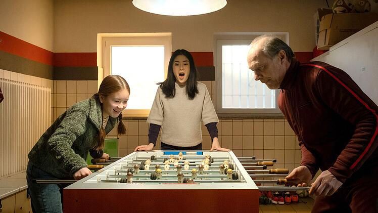 Enkelin Leonie (Mathilda Joung, links), Tochter Tamara (Kotbong Yang) und Ronnie (Martin Brambach) kommen sich langsam n&auml;her.